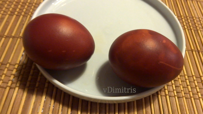 αυγά βαμμένα με κρεμμυδόφυλλα